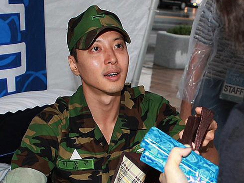 Lee Dong Gun sudah mulai wamil dari tanggal 15 Juni 2010. 3. Jo Han Sun